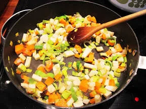 Slik lager du kraften: purre, løk, gulrot, selleri, stjerneanis og kaffirlimeblader surres i litt olje.