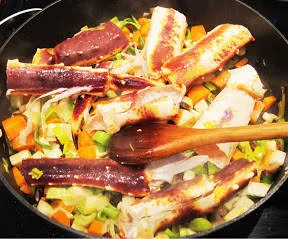 Tilsett krabbebeina etter at du har tatt ut kjøttet. Hell over 1 litervann, litt salt og pepper, og la stå i 30 minutter.