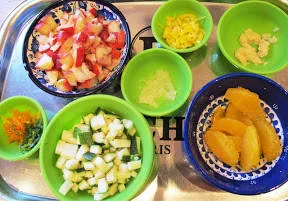 revet skall av 1/2 appelsin og lime, revet hvitløk (2 fedd), revet ingefær( 5 cm), chili etter smak, appelsinfileter , fersken i terninger, squash i terninger.