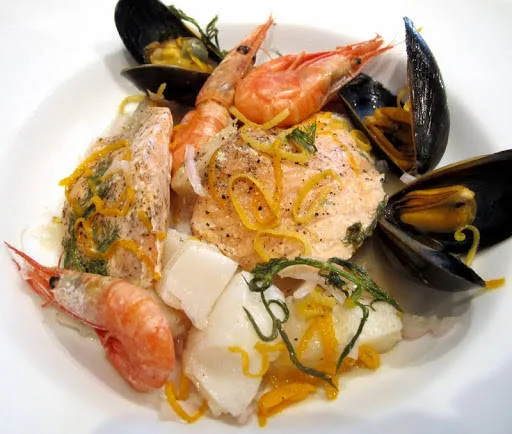 Fisken kan serveres i matpakken eller som her, på en tallerken.