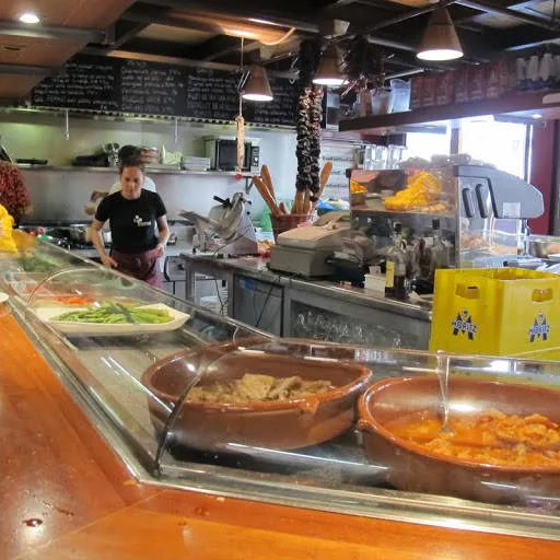 Vår «solstråle» på jobb. Hun kaller alle guapo og guapa (søten, søta).