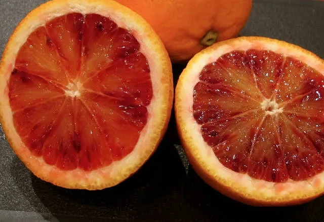 Blodappelsiner er i sesong fra januar til april. De har en markant søtere smak enn vanlige oransje appelsiner.