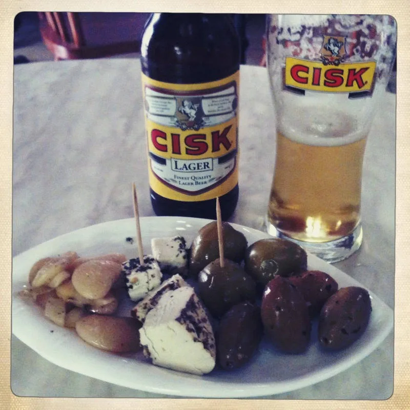 Cisk, gjeitost, oliven og bønner.