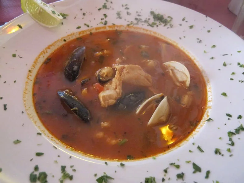 Fiskesuppe med skalldyr.