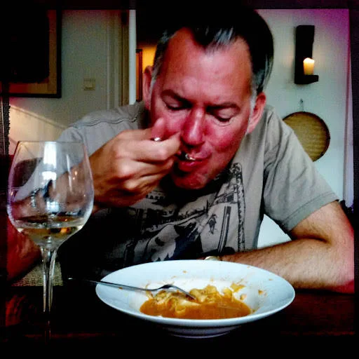 Noen måtte ut på kjøkkenet å fylle på mer hummersaus flere ganger…