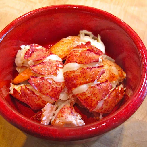 Legg hummerkjøttet i en skål med plast over og hold det kaldt til du skal bruke det.