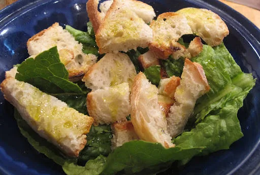 Riv romanosalat og rist landbrød. Riv brødet i munnfuller og dryss over god olivenolje.