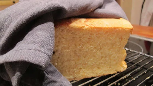 Nybakt brioch. Herlig søndagsfrokost med smør og nyrørte bringebær til.