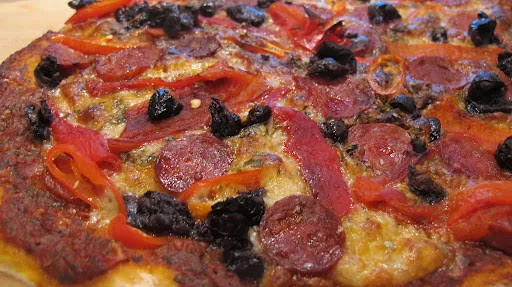 Fersk chorizo med grillede paprika, sorte oliven (greske rynkeoliven med masse saltsmak) og chili.