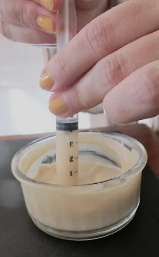 Fyll opp sprøyten med majones.