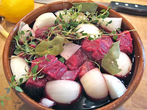 Tilsett 3 laurbærblader, 2 løk i store biter, masse fersk timian, salt og pepper. La det stå på kjøkkenbenken en times tid mens du forbereder de andre ingrediensene.