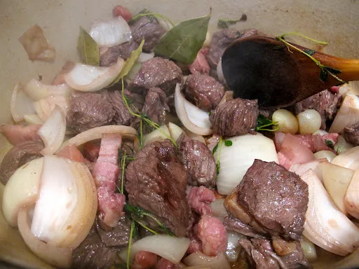 Ok, da setter vi i gang: I en stor gryte med lokk surrer du kjøttstykkene, løken, baconet og hvitløken. Tilsett timian og laurbærblader. Få fin fargeskorpe på kjøttet. Legg opp i tre nellikspiker. Dette gir en god og dyp smak. 