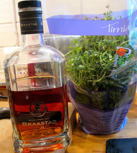 Tilsett et drammeglass med cognac og bland godt. Så tilsetter du 2 dl vann og setter lokket på. Kok på medium varme i 2 timer. Så setter du gryten inn i ovnen på 180 grader i 2 timer. Sjekk om væsken har kokt inn. Tilsett mer rødvin og vann hvis du synes det ser tørt ut. Ovner og temperatur er så variabelt. Dessuten har det mye å si hvilken type gryte du velger. En jerngryte vil lede mer varme enn en ildfast form med lokk. Sjekk derfor etter en time i ovnen, om retten er ferdig. Kjøttet skal være mørt, men ikke gå i oppløsning. Da blir det bare mos. 