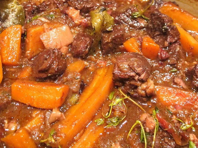 Slik skal det ferdige resultatet se ut. Kjøttet faller fra hverandre, løken, hvitløken og baconet er oppløst i sausen. Nam!