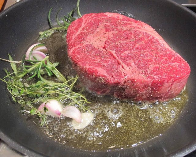 Kjøttet tok jeg ut av kjøleskapet i god tid før tilberedning. Jeg saltet og pepret stykket godt før jeg la det i pannen med rapsolje, klaret smør, hvitløksfedd og urter.