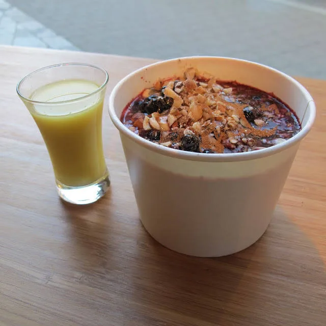 Ingefærshot som jager forkjølelser på dør og havregrøt tilsatt blåbær, kanel, agavesirup, mandler og rismelk. Nærende og veldig mektig.