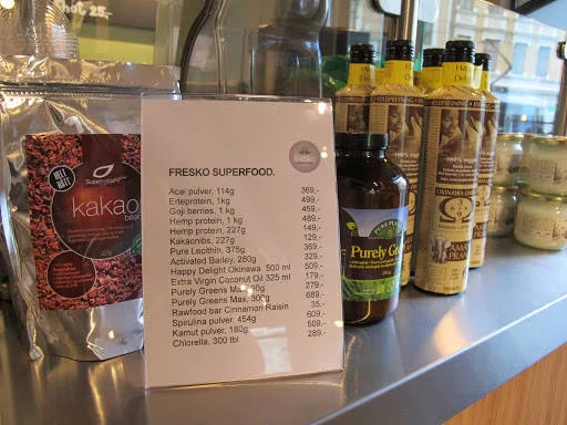 Trøfler og siruper. Litt rart å ha i hylla i et slikt lokale, men ja, ja.