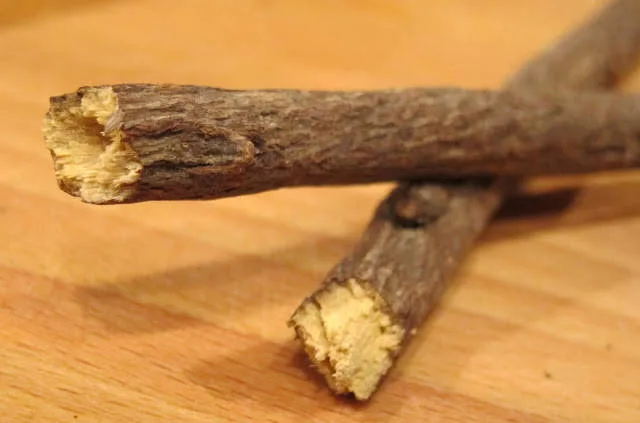 Lakrisrot får du kjøpt på apotek, Røtter og Søstrene Grene. Kuriosa: Da jeg for 10 år siden sluttet å røyke, brukte jeg å tygge på lakrisrot for å koble tankene mine i retning bort fra siggen. Det hjalp. Har ikke tatt et trekk siden den gang