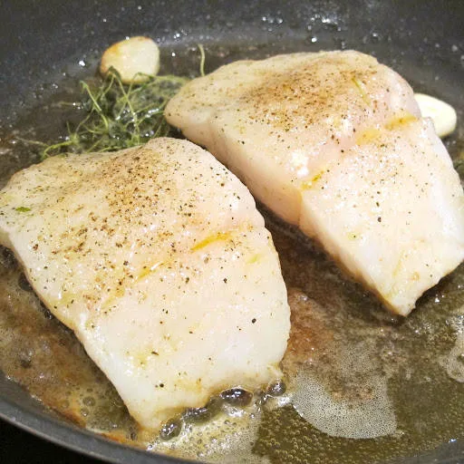 Stek i pannen med smør og olje, hvitløksfedd og timian.