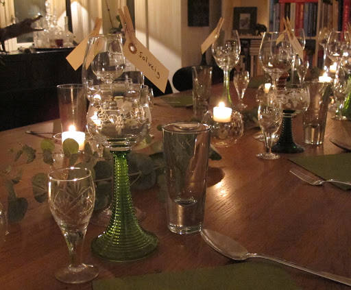 Langbordet er ferdig pyntet til lag.