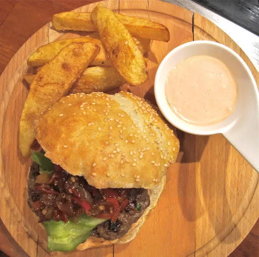 Det er deilig å dyppe pommes fritene i dressingen. 