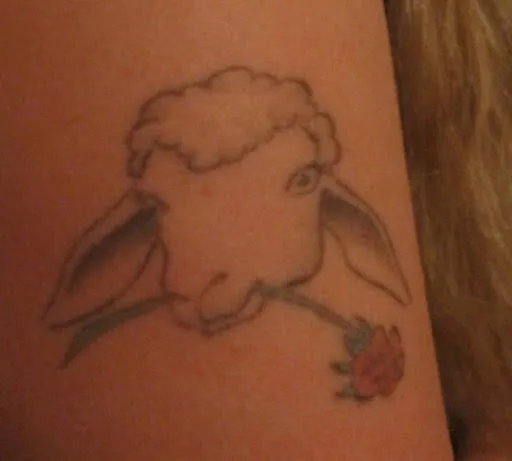 Tatovering: Ingen tvil om at Elen Marie er stolt av sine lam. Hun er sauebonde og representert på en av etikettene på Nynorsk Raudvin.