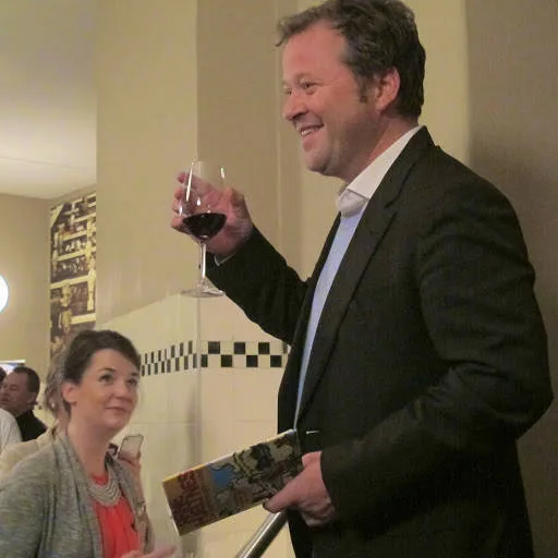 Arne Hjeltnes leste dikt fra sin egen bok.