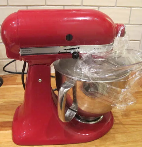 Dekk til bollen med plast, for når rømmen er på vei til å bli smør, spruter det som bare det. Hele prosessen fra rømme til smør tar ca 10 minutter.