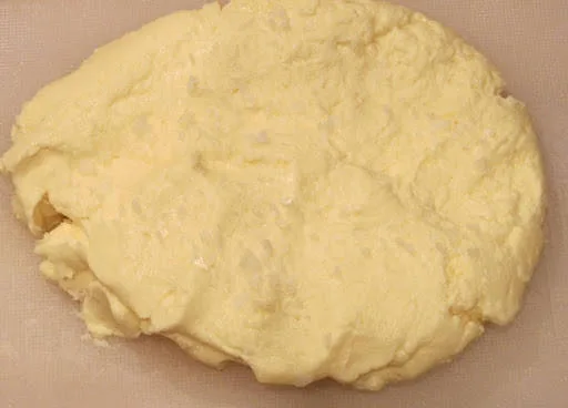 Jeg salter med deilig flaksalt og vender saltet inn i smøret.