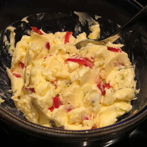 Jeg blander hakket chili, hvitløk, sitronskall og timian i kryddersmøret mitt.