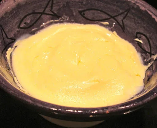 Jeg setter en skål smør tilsatt salt i kjøleskapet til morgendagens frokost.