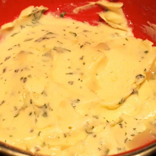 Bearnaise-smør lager du enkelt ved å finhakke kjørvel, estragon og sjalottløk. Smak til med en liten eddikskvett.