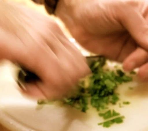 Tilsett koriander og persille og tilsett retten når det gjennstår halve koketiden.