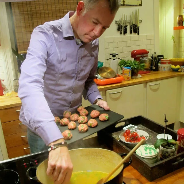 Kok opp kraften og senk de rå kjøttbollen i gryten. Senk temperaturen til medium. La stå i 45