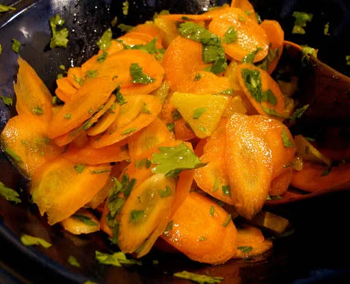 Gulrot- og appelsinsalat lager du japt ved å skjære rå gulrøtter i tynne skiver (bruk mandolin eller siden på et rivhjern). En appelsin skrelles og skjæres i terninger (få med minst mulig av det hvite). Hell over noen spiseskjeer med god olivenolje og masse hakket, frisk koriander.