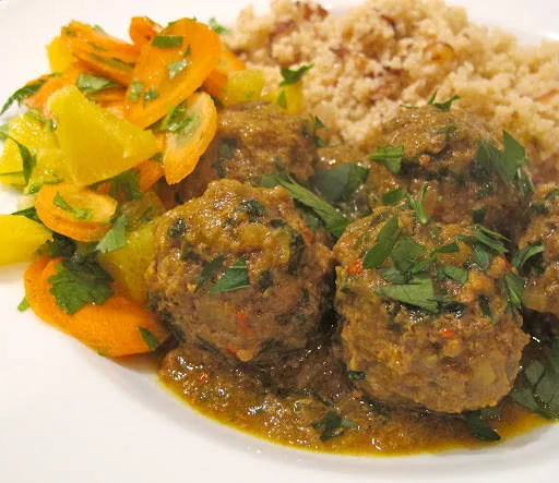 Når kjøttbollene er ferdige, og sausen har blitt fin, tykk og «sticky» rører du inn sitronsaft og sitronskall og strør du mer bladpersille over retten og serverer sammen couscous. Vi lagde couscous med ristede flakmandler og en en knivspiss Ras-al-hanout (et marokkansk krydder med autentiske smaker).