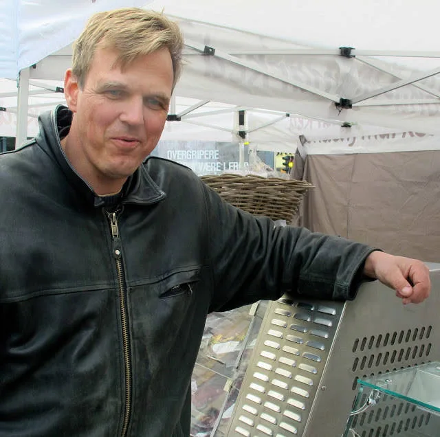 Thomas Ole Stebergløkken ved Heidal landbruksprodukter finner du på Bondens marked. Han er en produsent som er opptatt av dyras ve og vel mens de er i live og helt fram til livets slutt