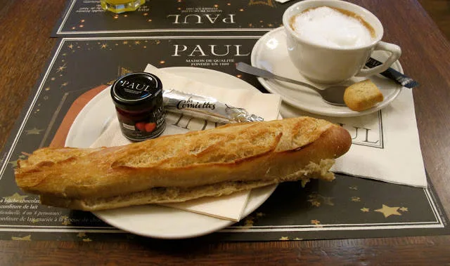 paul Hos bakerkjeden Paul får du en slik frokost for 5,10 euro. Knasende ferskt brød med en deilig krukke syltetøy, smør og varm drikke (+ kjeks) er en skjønn start på dagen.