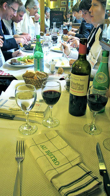 Langbord og stappfult hos Au Bistro.