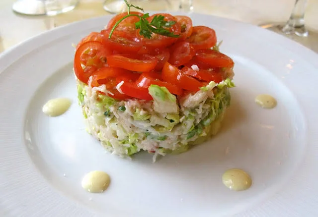 Krabbeforrett med lune poteter, majonesdressing og sprø salat. Flott dandert med tomatskiver. Helt nydelig.