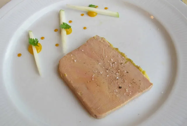 Husets lettrøkte foie gras med eple.