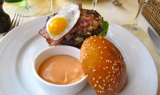 Le Chardenouxs FANTASTISKE hamburger laget av Aubrackveg med vaktelegg, bacon og en deilig ost. Servert med hjemmelagde potetfritter og dressing. Dette var en ren nytelse. Jeg pleier som oftest å angre bittert hver gang jeg spiser hamburger. Etter en bit synes jeg det hele blir tungt og kjedelig, men denne hamburgeren gikk ned på høykant og jeg ga klar beskjed til Erik:"ikke forstyr" mens jeg spiste den.