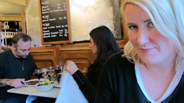 En lykkelig matblogger og gjester hos Le Chardenoux.