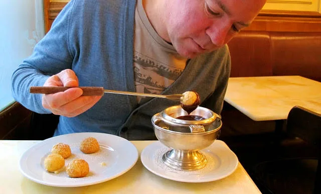 Husets absolutte gullrett er denne desserten: Små profiteroles fylt med vaniljeis og sjokoladesaus til å dyppe dem i.