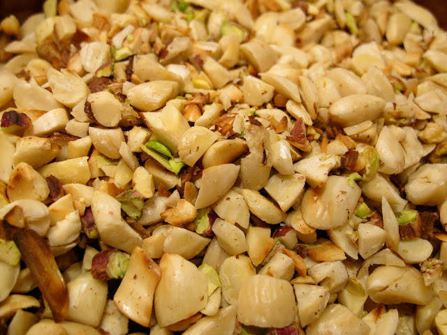 Mandler, hasselnøtter og pistasjenøtter ristes i tørr panne før bruk.