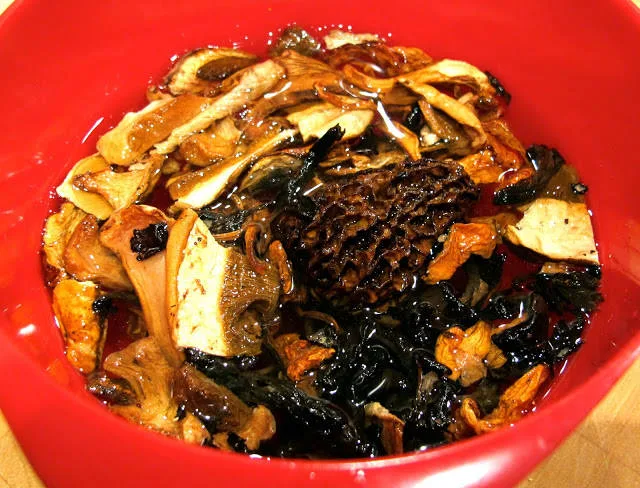 Start med å legge masse forskjellig tørket sopp i litt vann. Jeg bruker kantareller, sorte kantareller, morkler og steinsopp. La de bløtes i en halv time eller mer. Vannet bruker du til kraft etterpå.