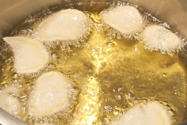 Persillerotchips: Skjær tynne skiver tvers over stammen (sirkler) på den tykkeste delen av en persillerot. Skivene skal være skikkelig tynne, så hvis du har en mandolin, bruker du den. Hvis ikke kan du bruke en potetskreller. Varm nøytral olje (solsikkeolje f. eks) til den er supervarm, men senk temperaturen til medium + når du slipper skivene opp i. De krøller seg vakkert slik at de ser ut som gammeldagse badehetter og blir fine og gylne i kantene når de er ferdige. La de dryppe av på papir før du salter dem litt.