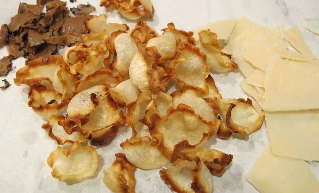 Her ser du det vi skal pynte retten med: Høvlede skiver av sommertrøffel, persillerotchips og parmesanskiver.