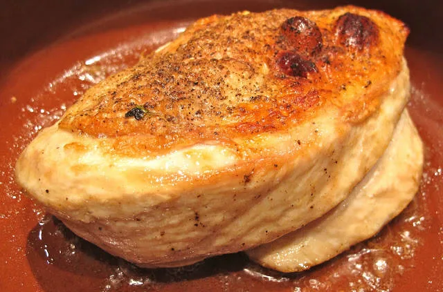 Jeg har stekt et flott kyllingbryst fra Stangekylling. Først i pannen og så i ovnen. Skinnet er sprøtt etter et minutt under grillen. Jeg tar av skinnet og strimler det som pynt på toppen.