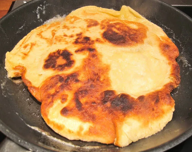 Naan laget i panne. Ønsker du en veganerversjon av naanbrødene, finner du oppskrift på Vegetarbloggen.com
